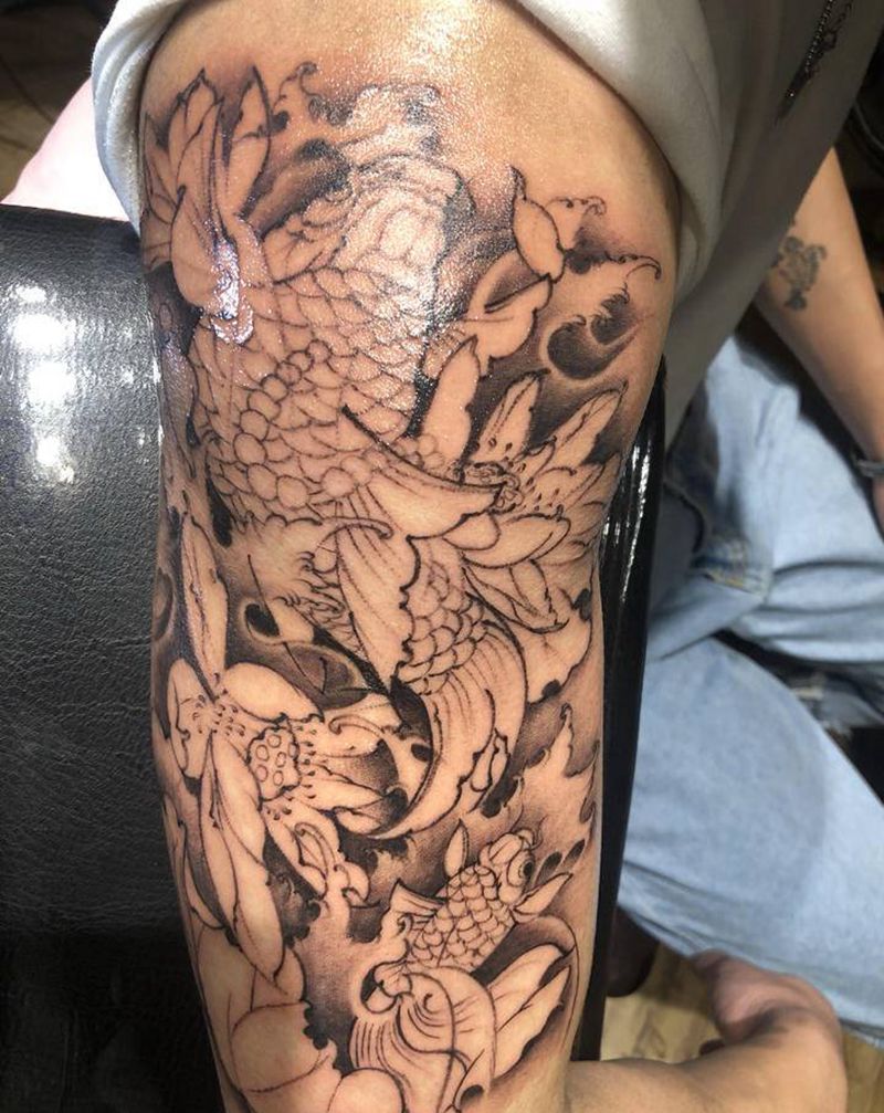 大臂鲤鱼纹身图片_手臂新传统纹身图案