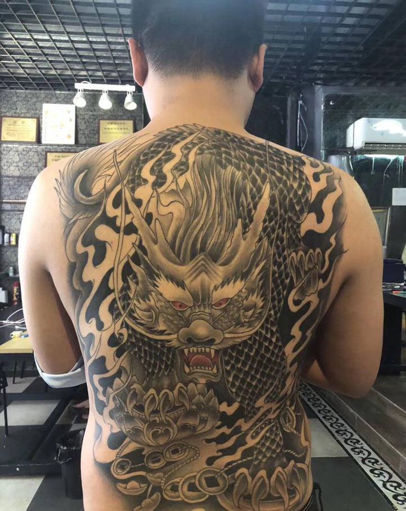 麒麟纹身图片_背部老传统纹身图案