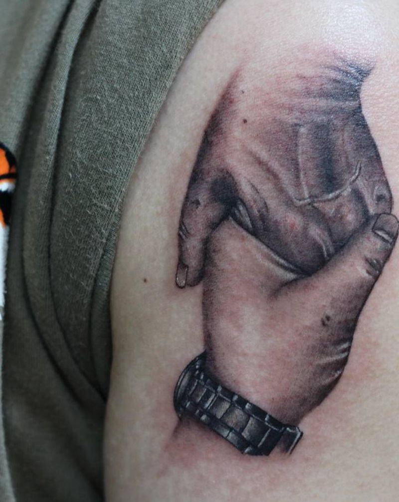 握着爷爷的手纹身图片_手臂纹身图案