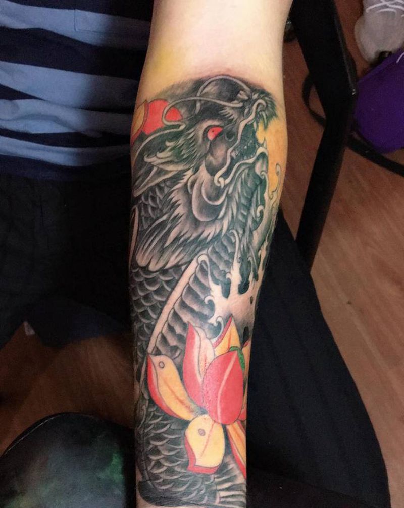 龙鱼纹身图片_手臂纹身图案