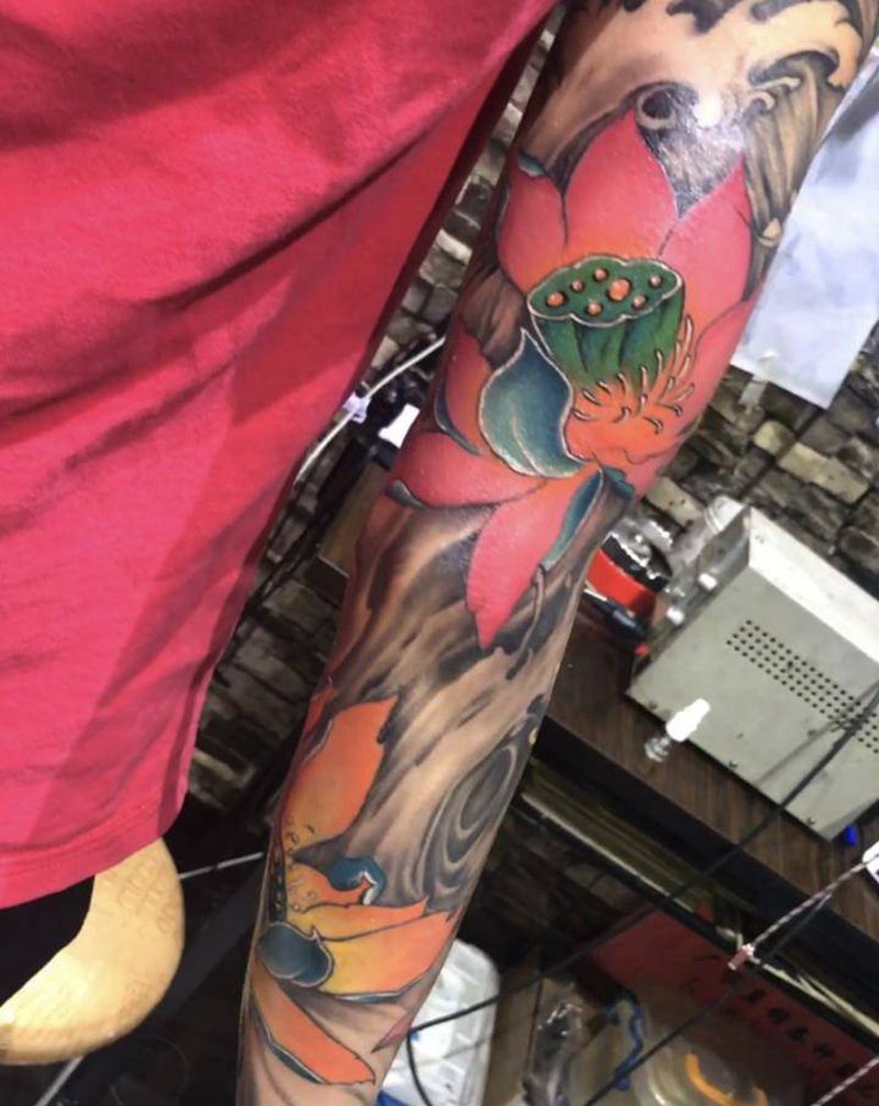 花与浪纹身图片_手臂纹身图案