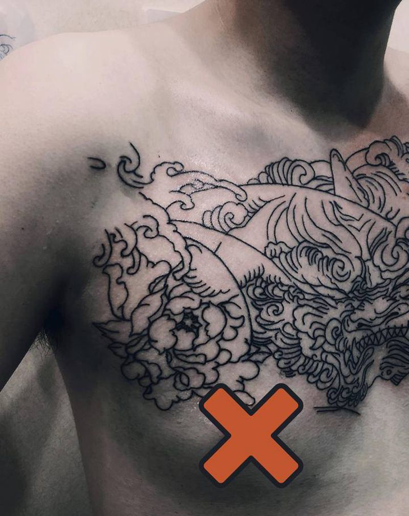 胸花线条纹身图片_胸部老传统纹身图案