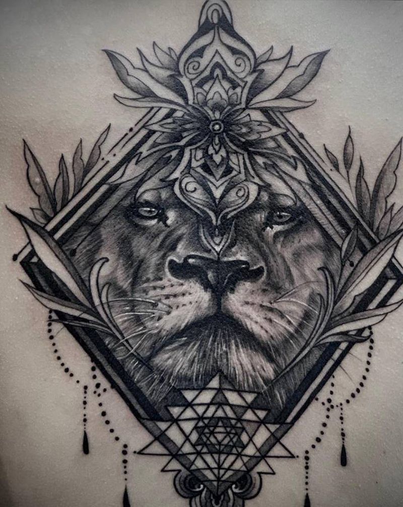 狮子纹身图片_背部欧美写实纹身图案