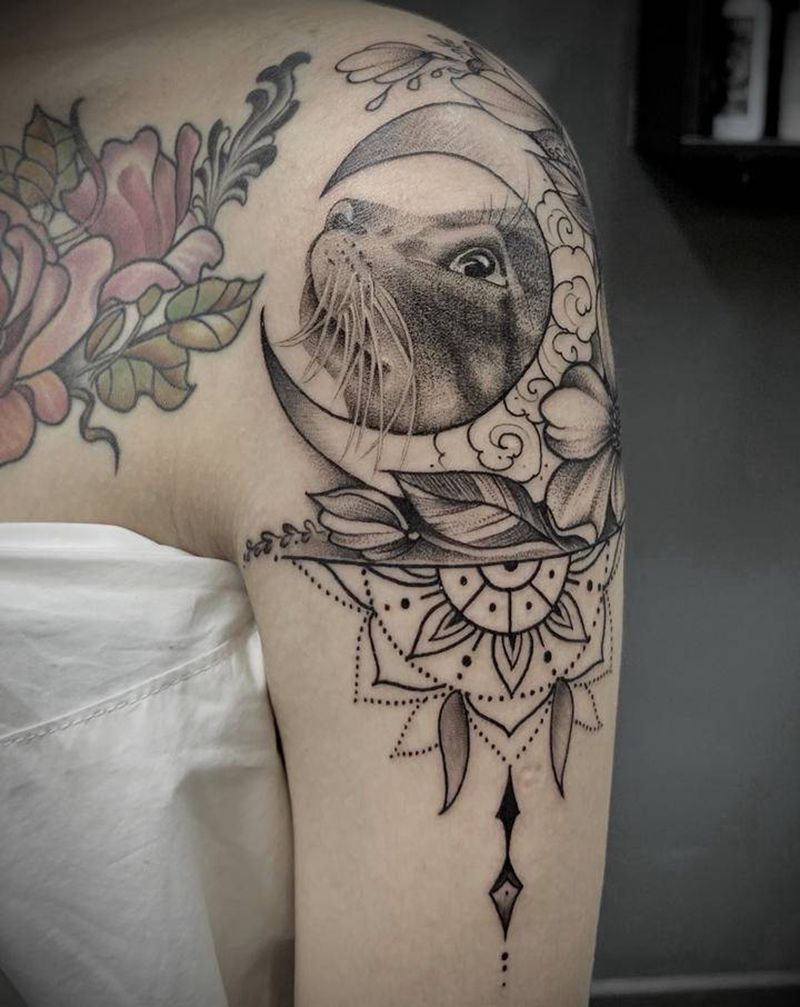 猫头纹身图片_肩部点刺纹身图案