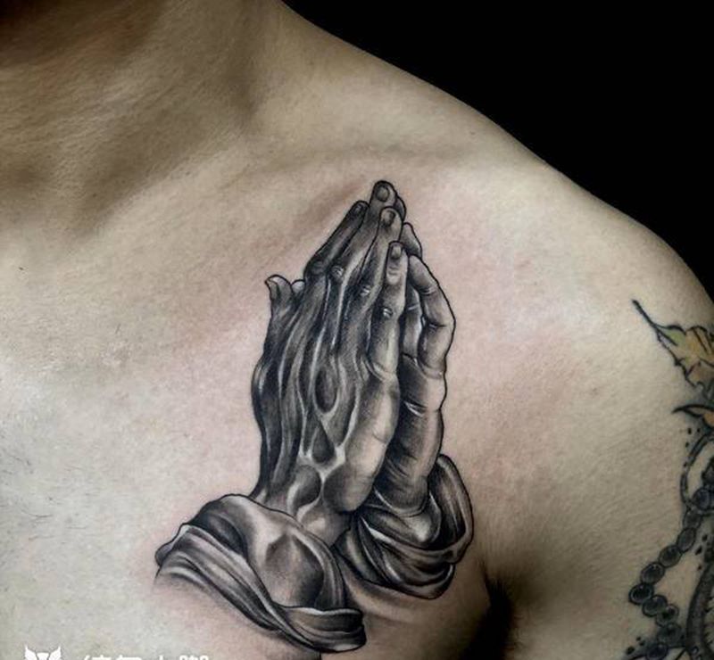 祈祷纹身图片_胸部Old School纹身图案