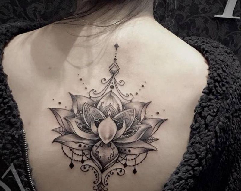 莲花纹身图片_背部几何纹身图案