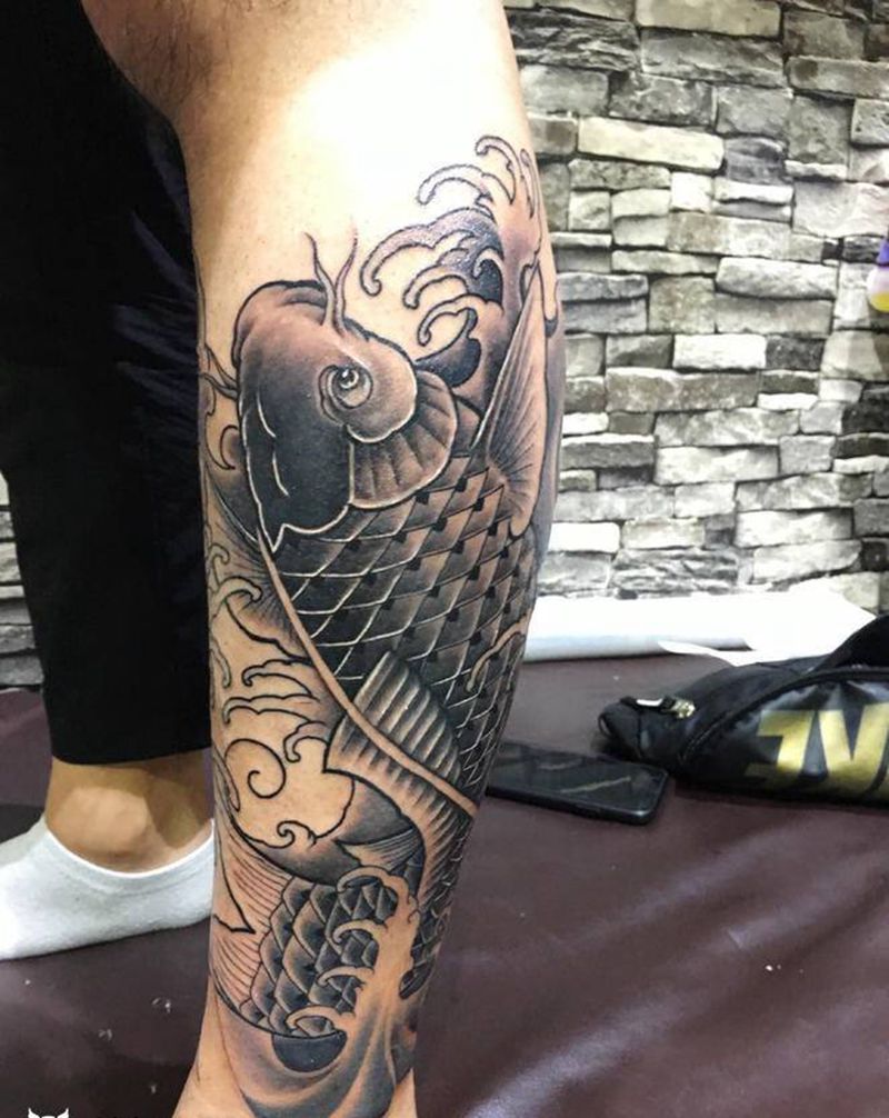 鲤鱼纹身图片_腿部纹身图案