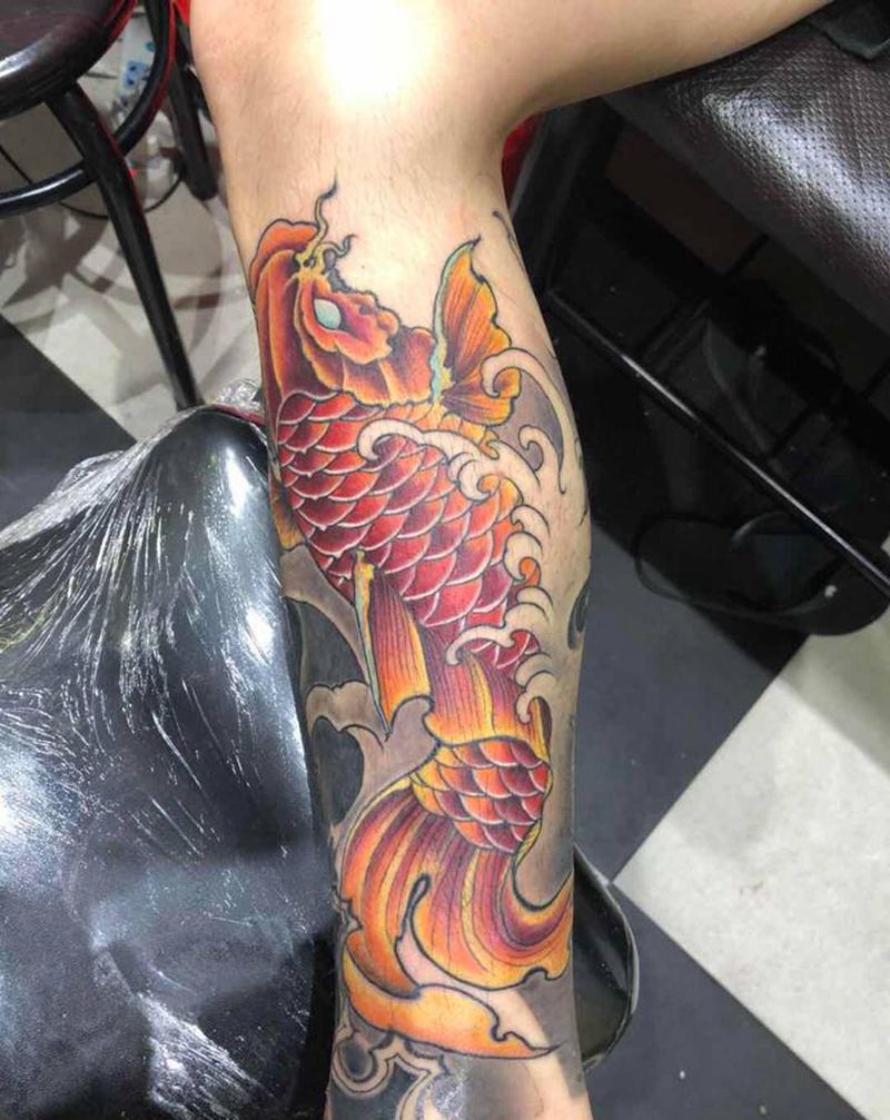 恢复后的鲤鱼纹身图片_腿部新传统纹身图案