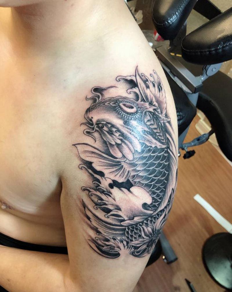 手臂鲤鱼纹身图片_手臂纹身图案