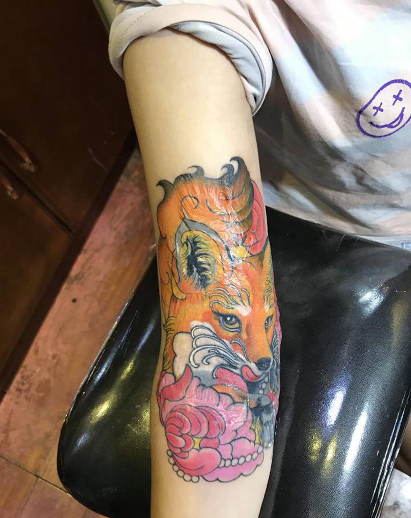 彩色狐狸盖伤疤纹身图片_手部纹身图案
