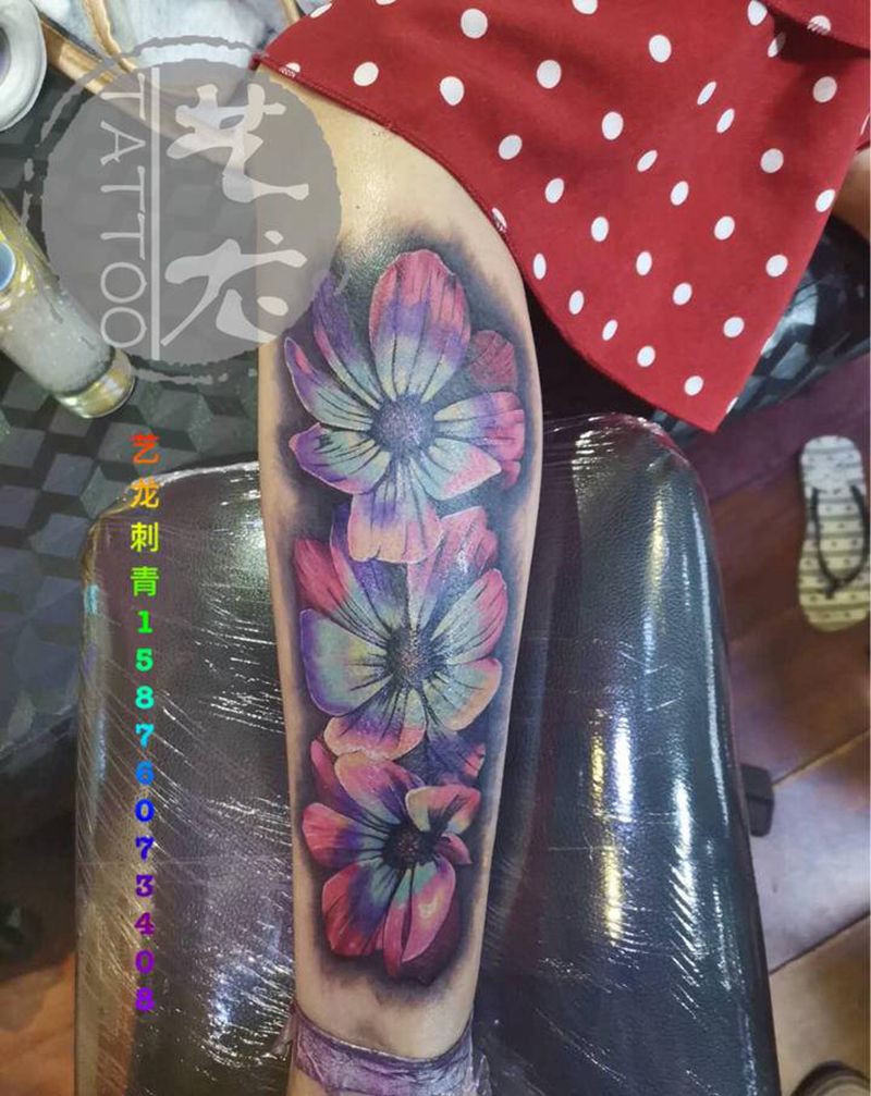 写实小花纹身图片_腿部纹身图案