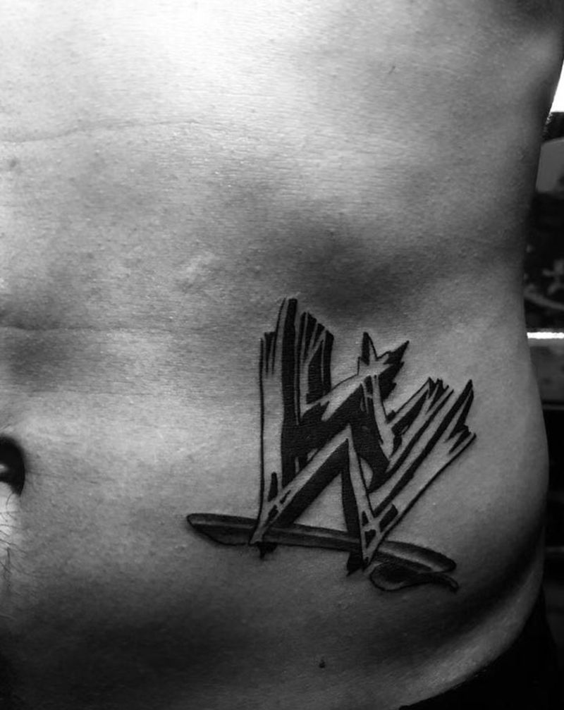 W纹身图片_腹部花体字图腾纹身图案