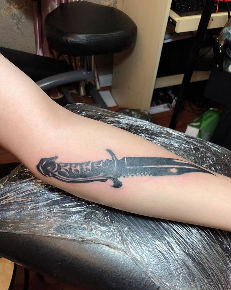 刀覆盖英文纹身图片_手臂纹身图案