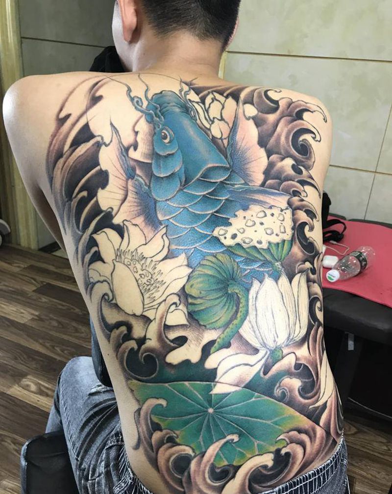 原创的一条肥鲤鱼纹身图片_背部新传统纹身图案