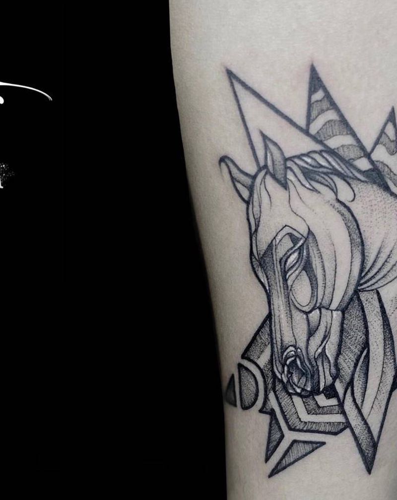 马纹身图片_手臂点刺纹身图案