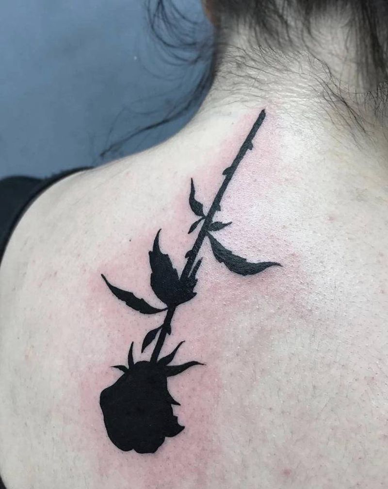 黑玫瑰纹身图片_背部纹身图案