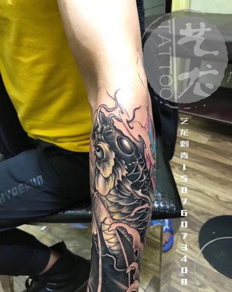 近期很火的鱼纹身图片_手臂新传统纹身图案
