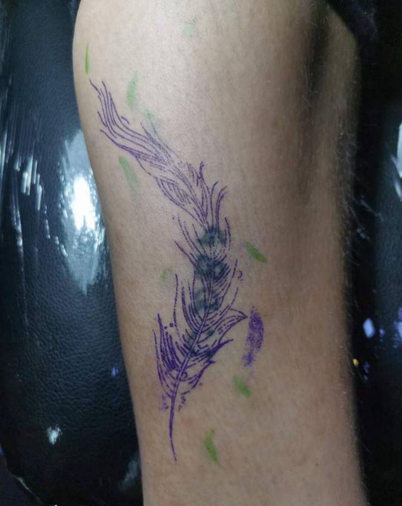 羽毛遮盖英文纹身图片_脚部纹身图案