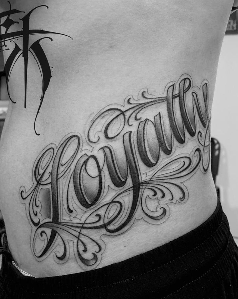 字纹身图片_腰部花体字纹身图案