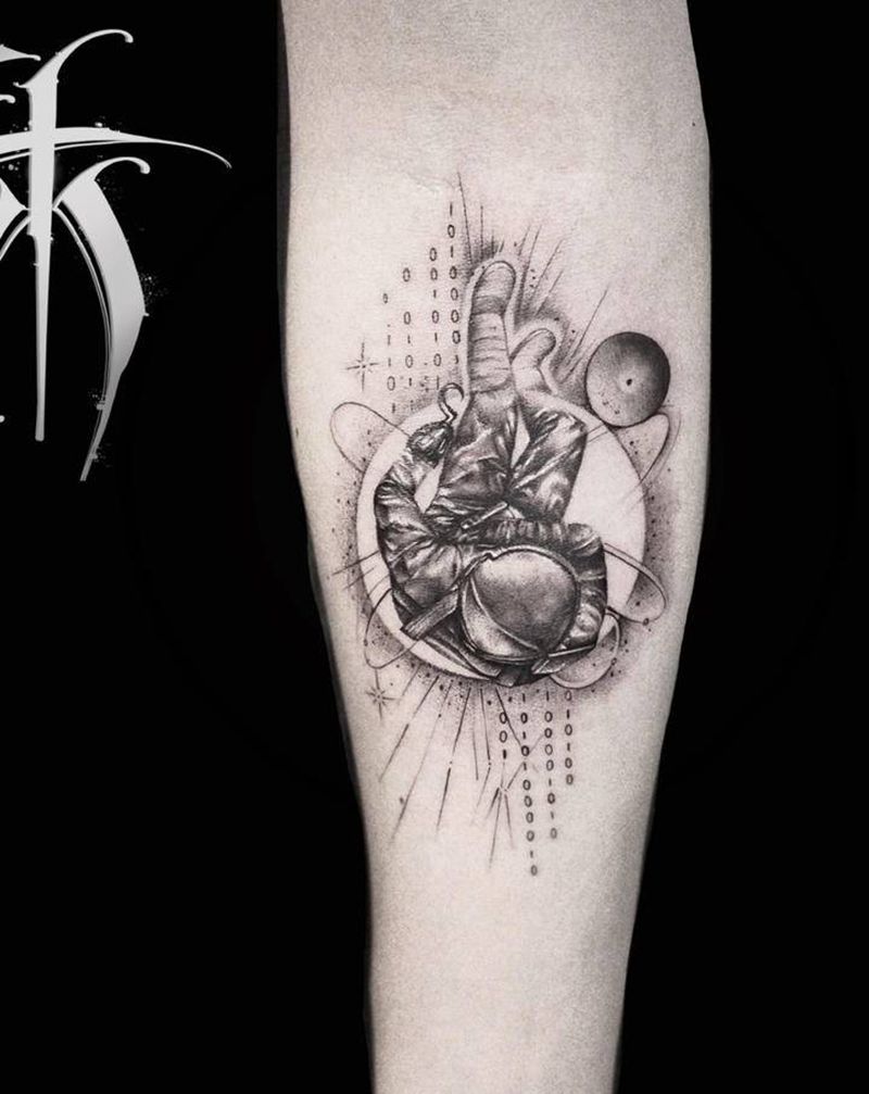 太空人纹身图片_手臂点刺纹身图案