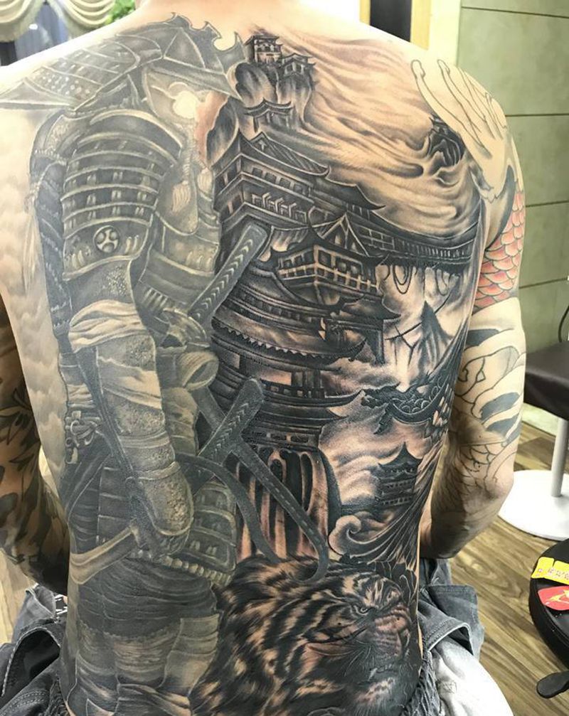 4年前的武士进行右背添加纹身图片_背部新传统纹身图案