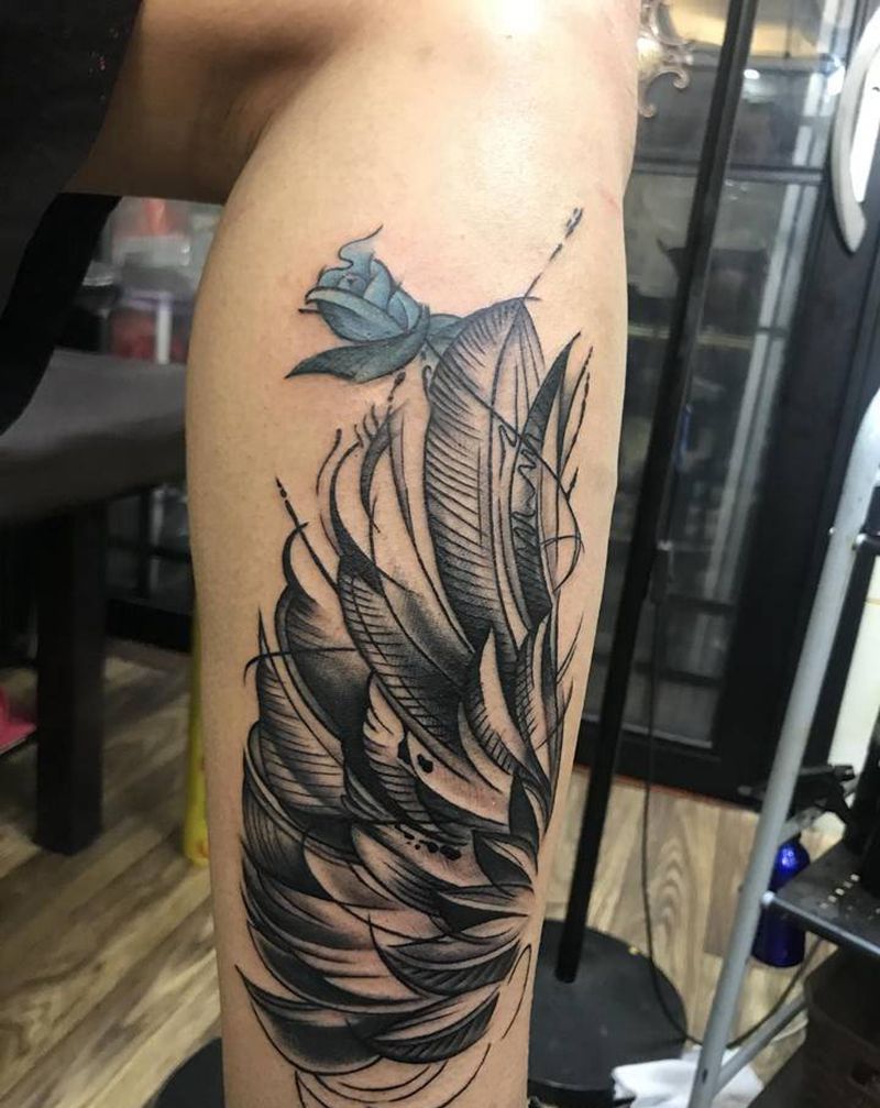 个性的翅膀纹身图片_腿部新传统纹身图案