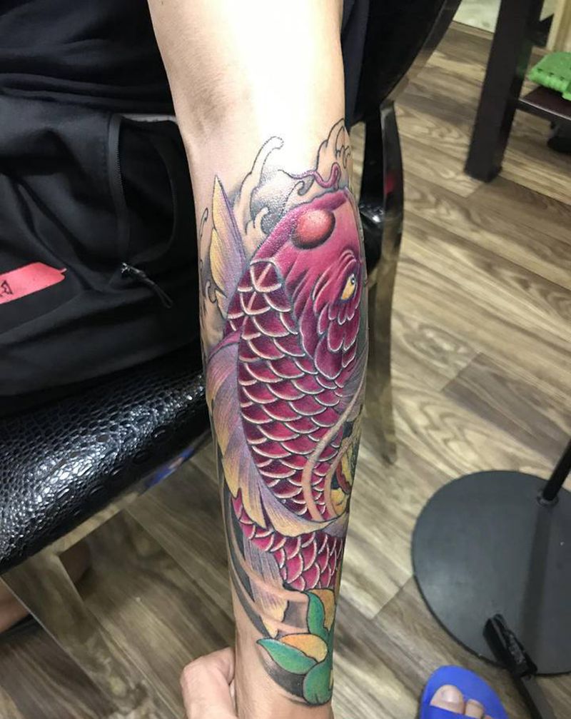 鲤鱼遮盖纹身图片_手臂新传统纹身图案