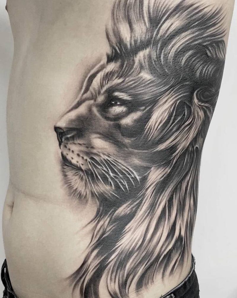 狮子纹身图片_腰部欧美写实纹身图案