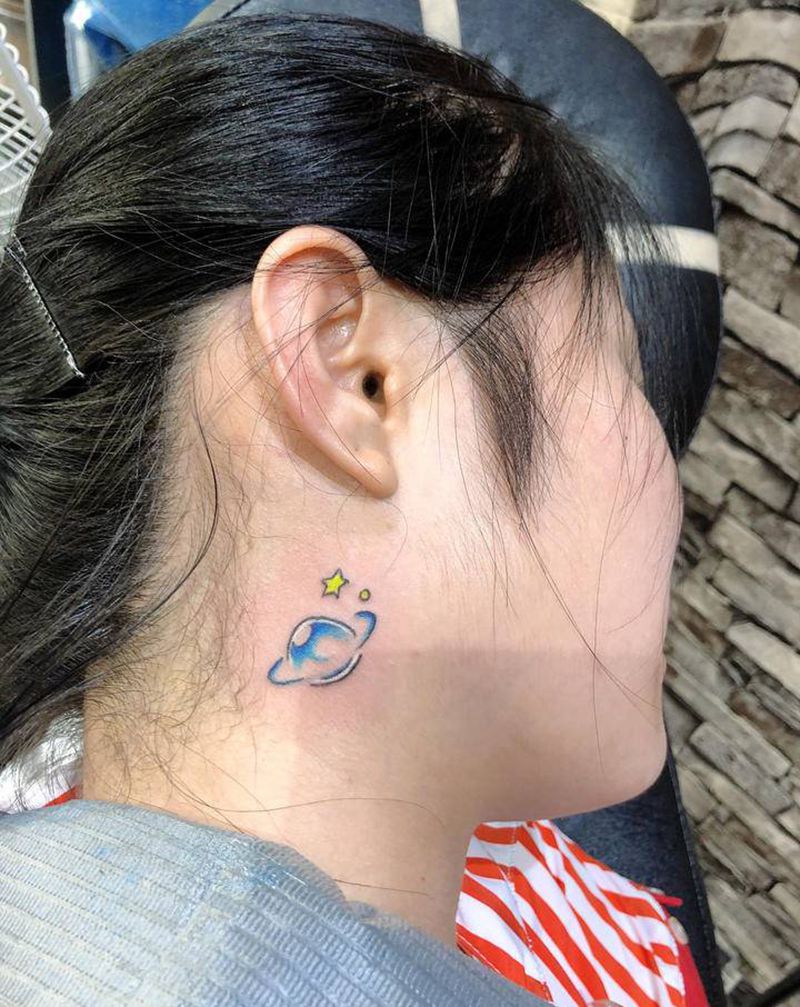小星球纹身图片_颈部纹身图案