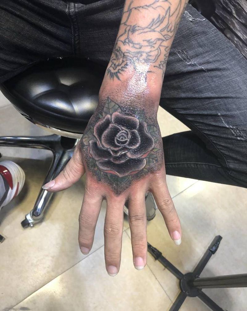 暗黑风格玫瑰纹身图片_手部点刺纹身图案