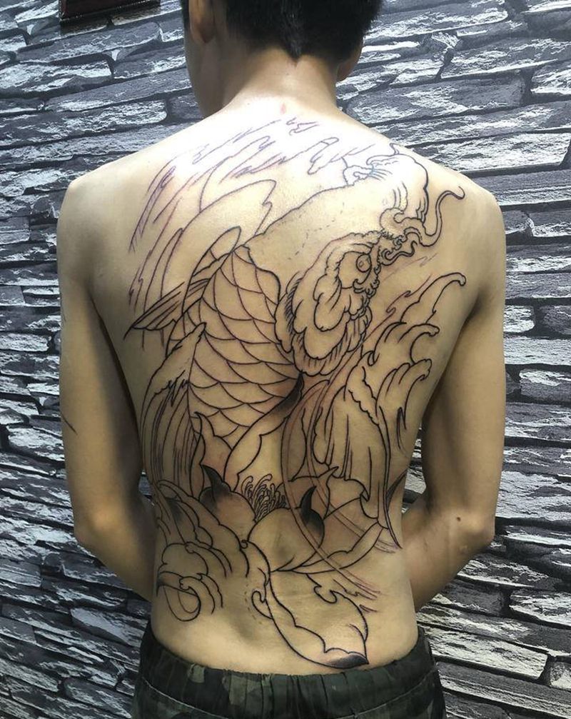 鲤鱼满背线条纹身图片_背部新传统纹身图案