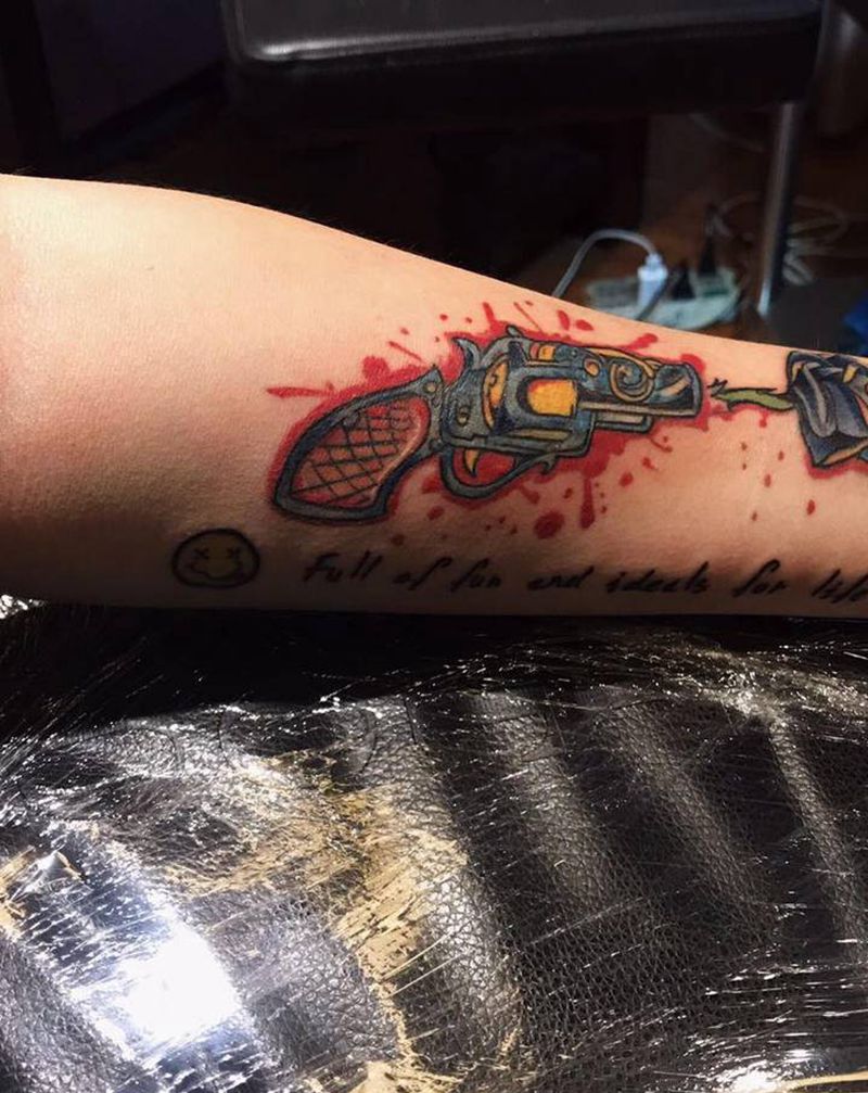 枪纹身图片_手部水彩纹身图案
