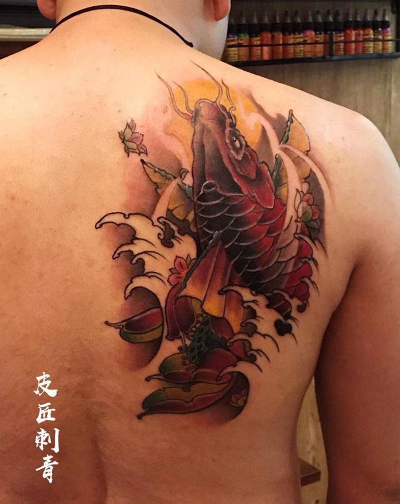 鲤鱼纹身图片_肩部背部新传统纹身图案