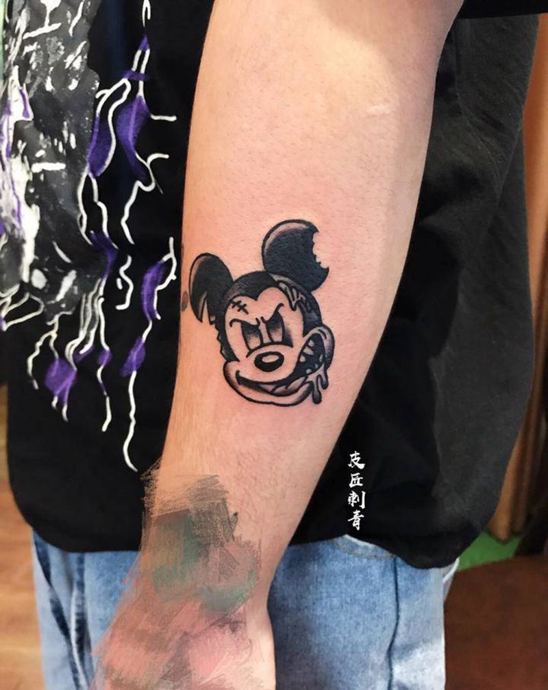 丧尸米老鼠纹身图片_手部新传统纹身图案