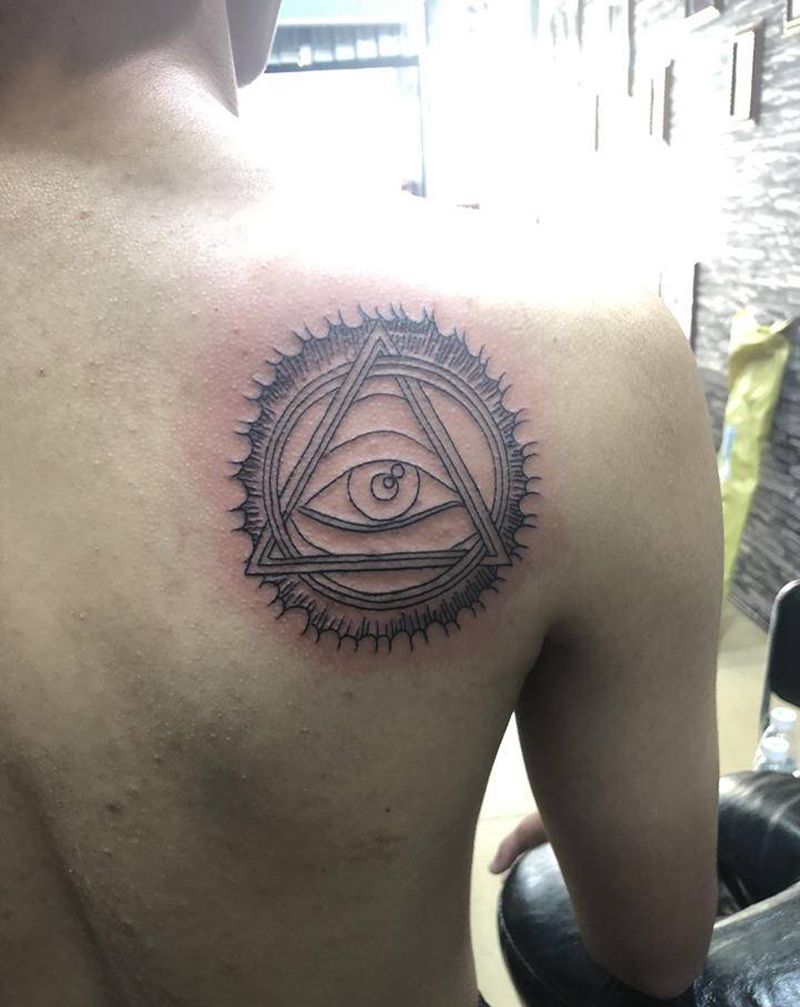 上帝之眼线条纹身图片_背部纹身图案