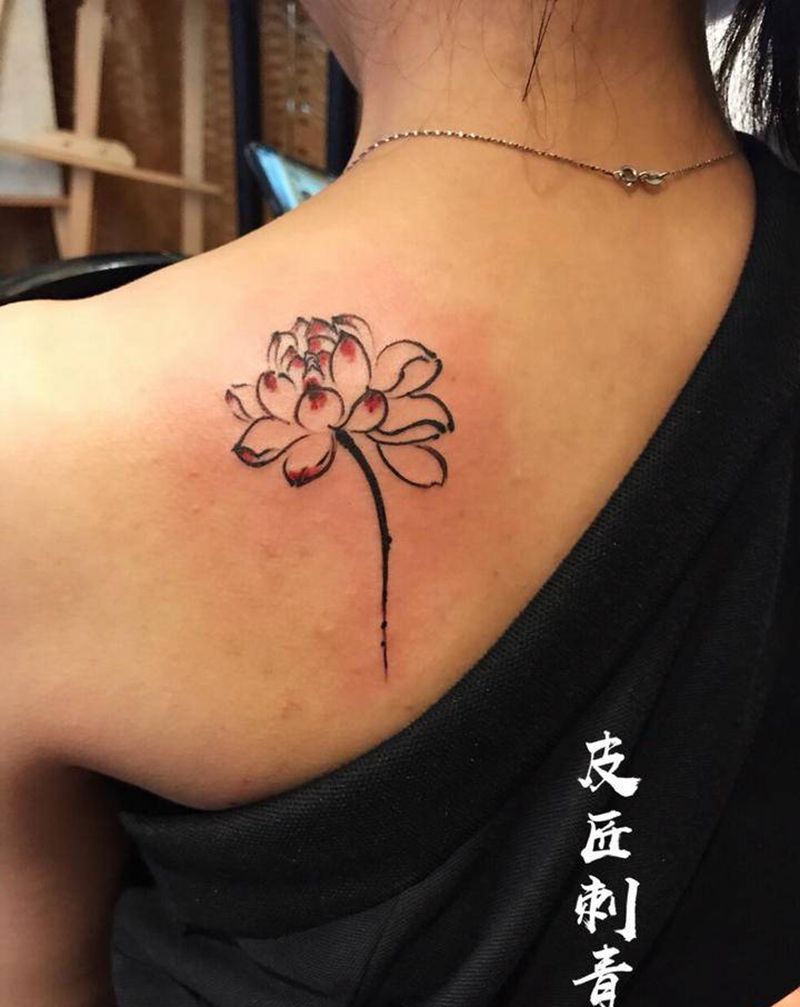 水墨莲纹身图片_肩部水墨纹身图案