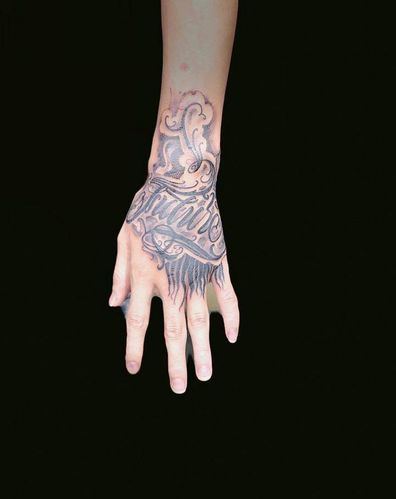 花体字手背纹身图片_手部花体字纹身图案