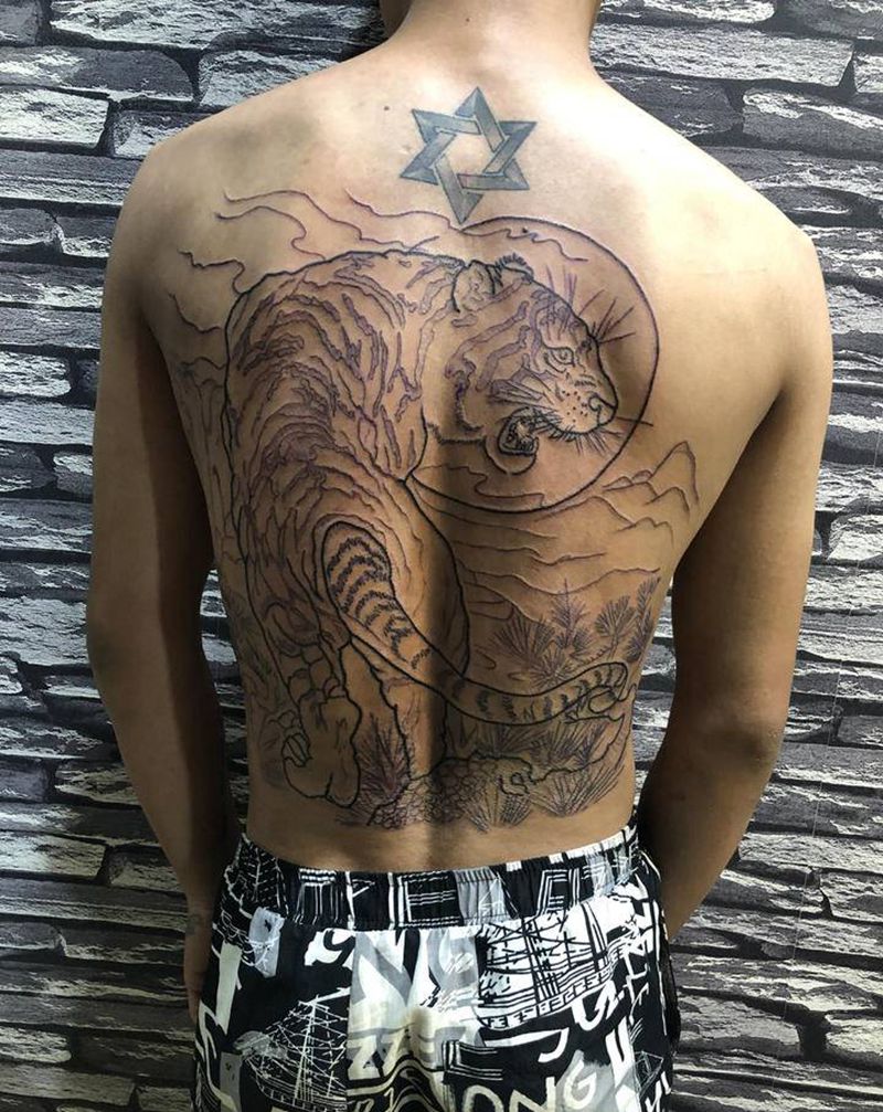 满背猛虎线条纹身图片_背部老传统纹身图案