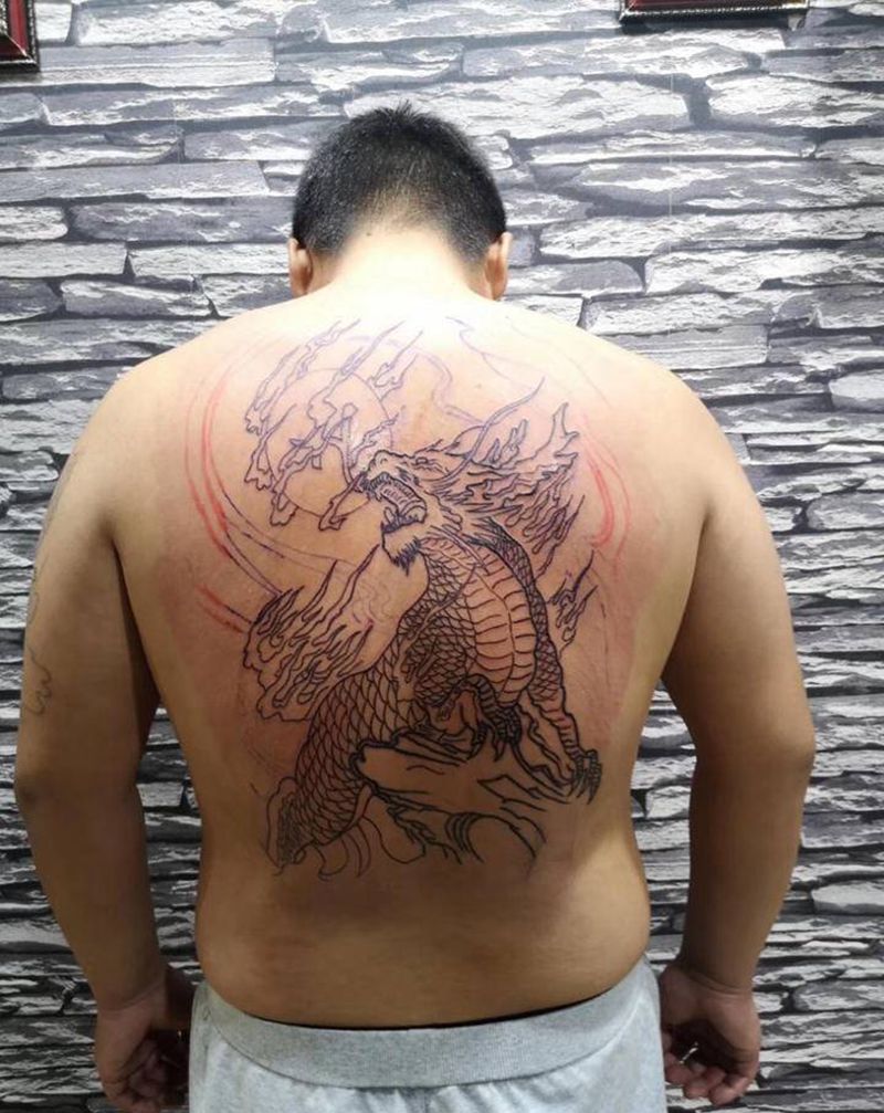 满背麒麟线条纹身图片_背部老传统纹身图案