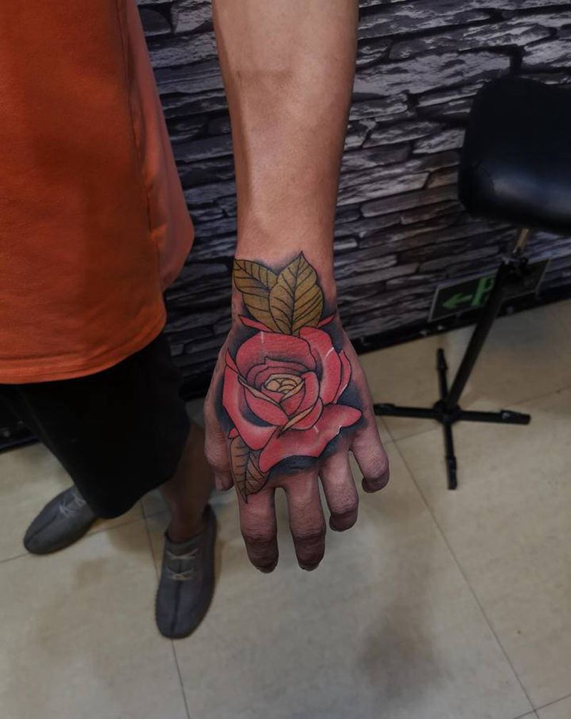 玫瑰手背纹身图片_手部水彩纹身图案