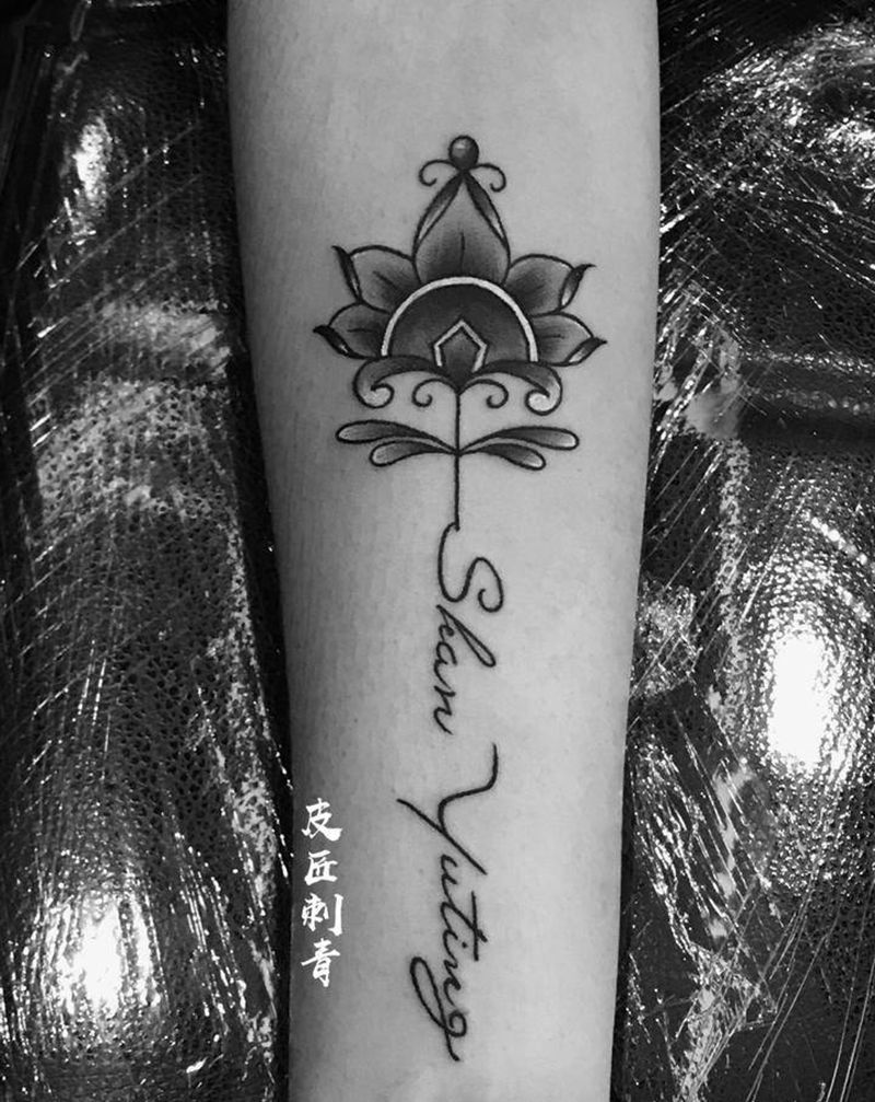 小臂莲花纹身图片_手部老传统纹身图案