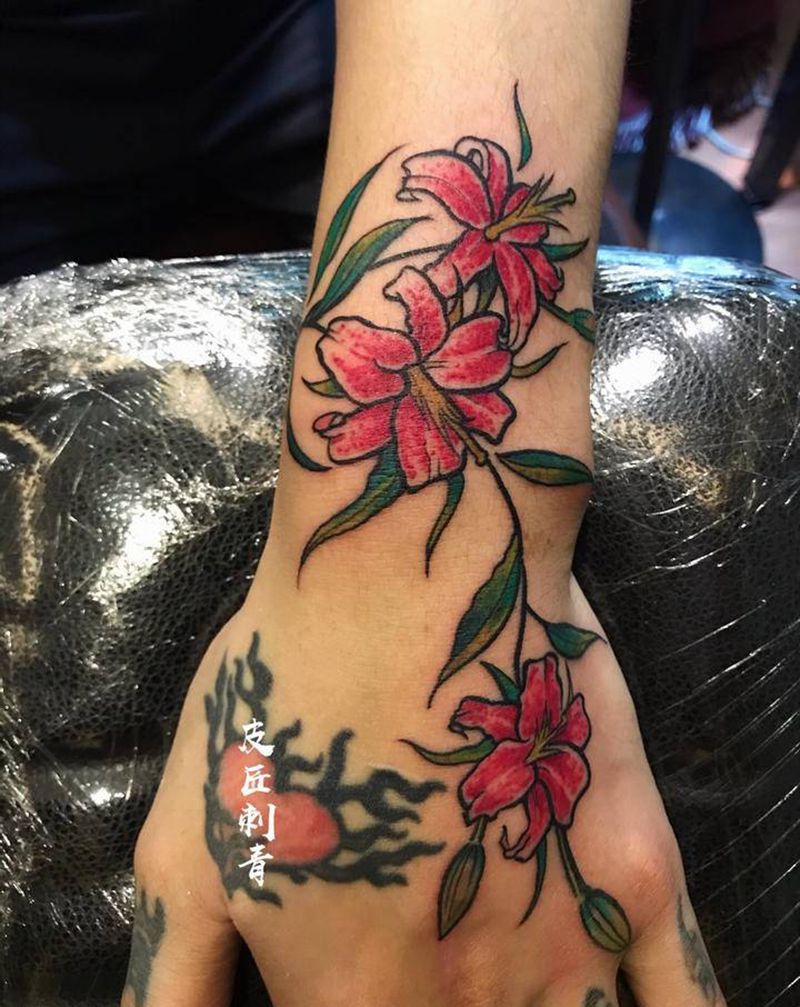 百合纹身图片_手部新传统纹身图案