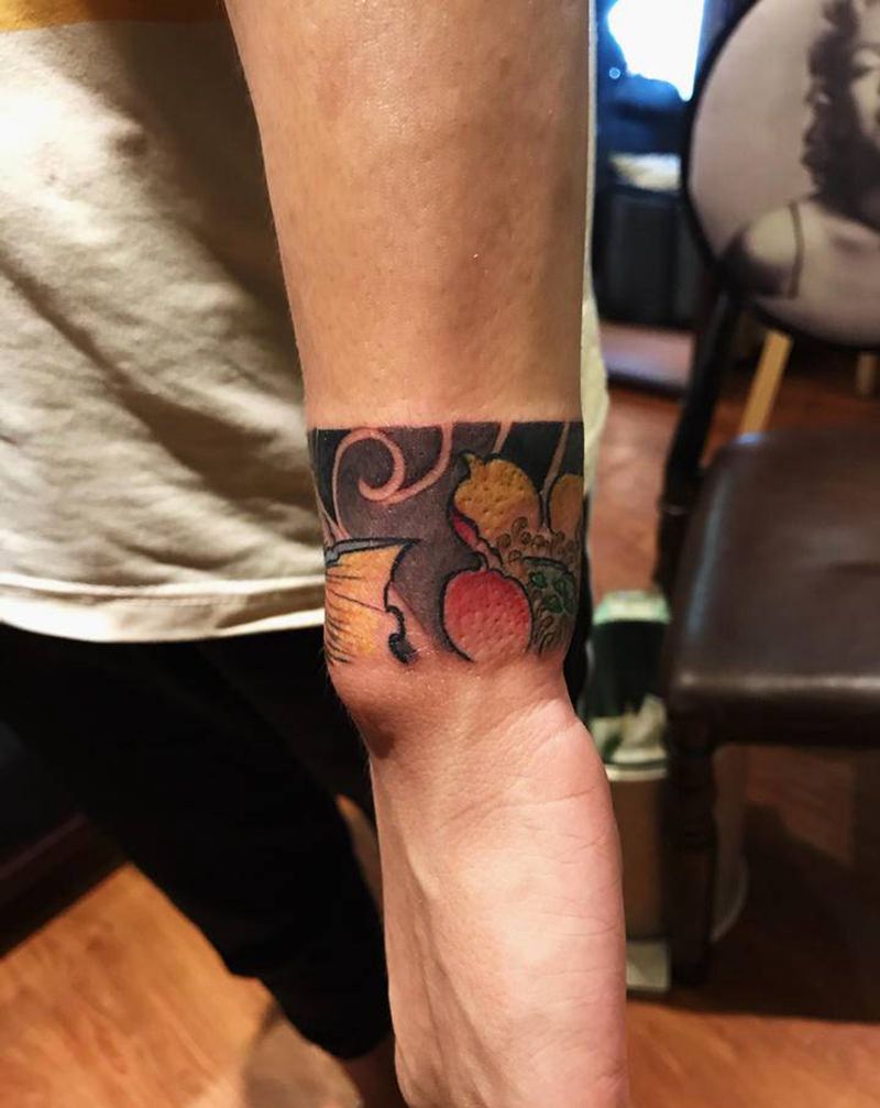 鲤鱼手环纹身图片_手部新传统纹身图案