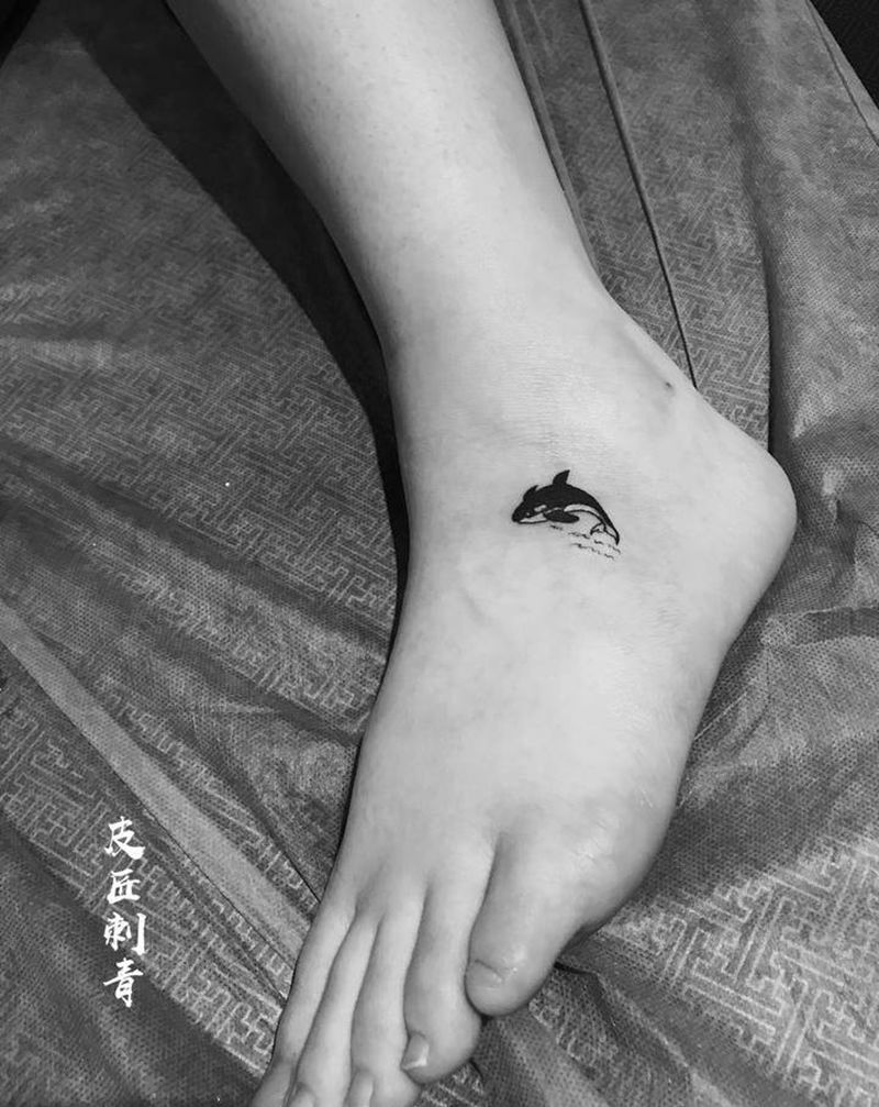 迷你鲸纹身图片_脚部新传统纹身图案