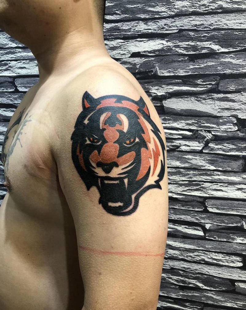 老虎头子纹身图片_肩部水彩图腾纹身图案