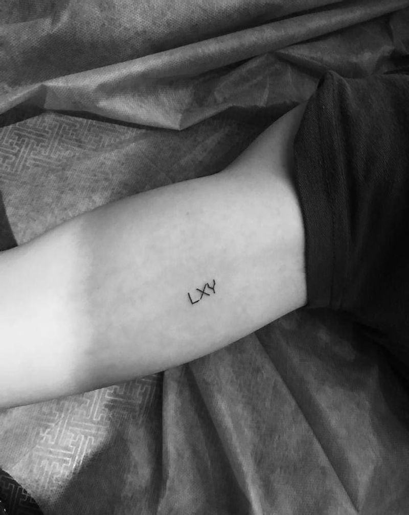 小纹身纹身图片_手臂手部花体字纹身图案