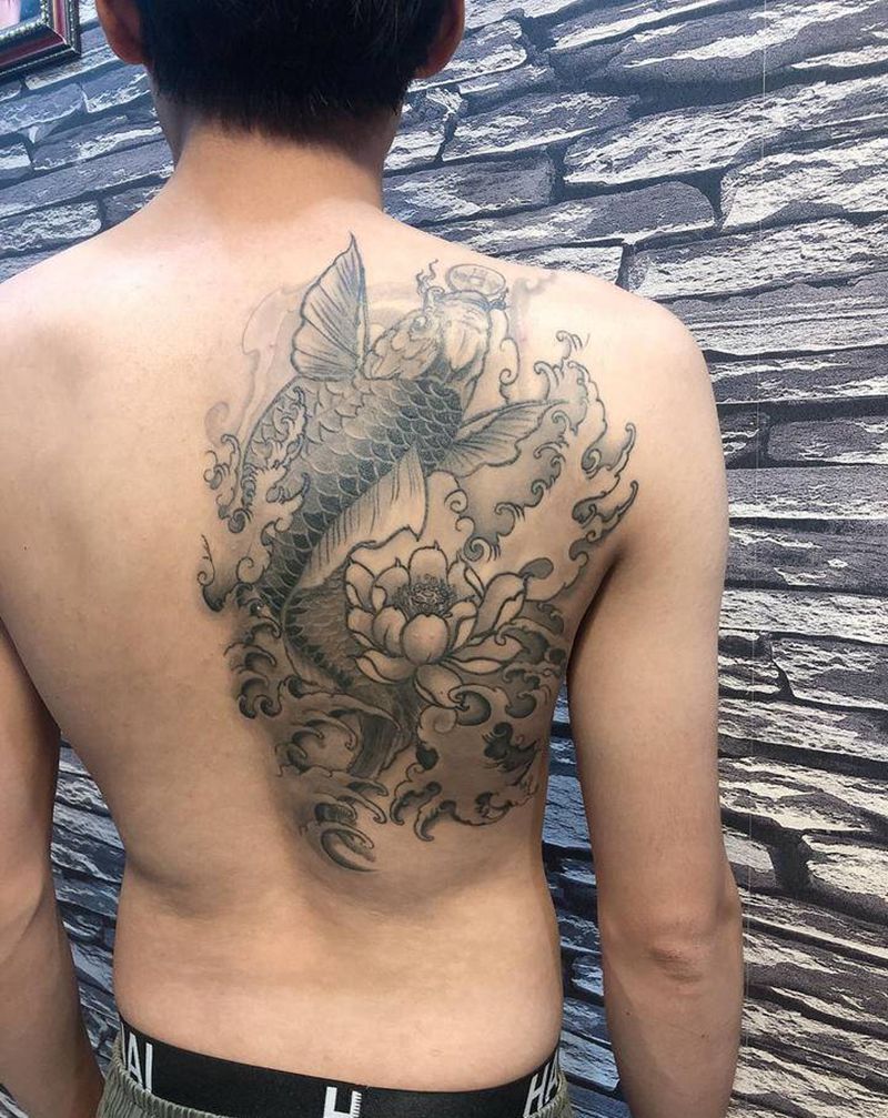 招财鲤鱼荷花纹身图片_背部新传统纹身图案