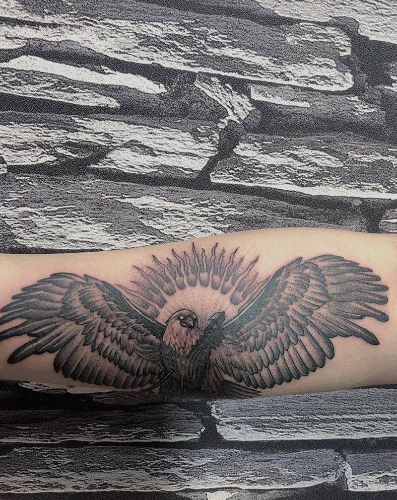 雄鹰展翅纹身图片_手臂点刺纹身图案