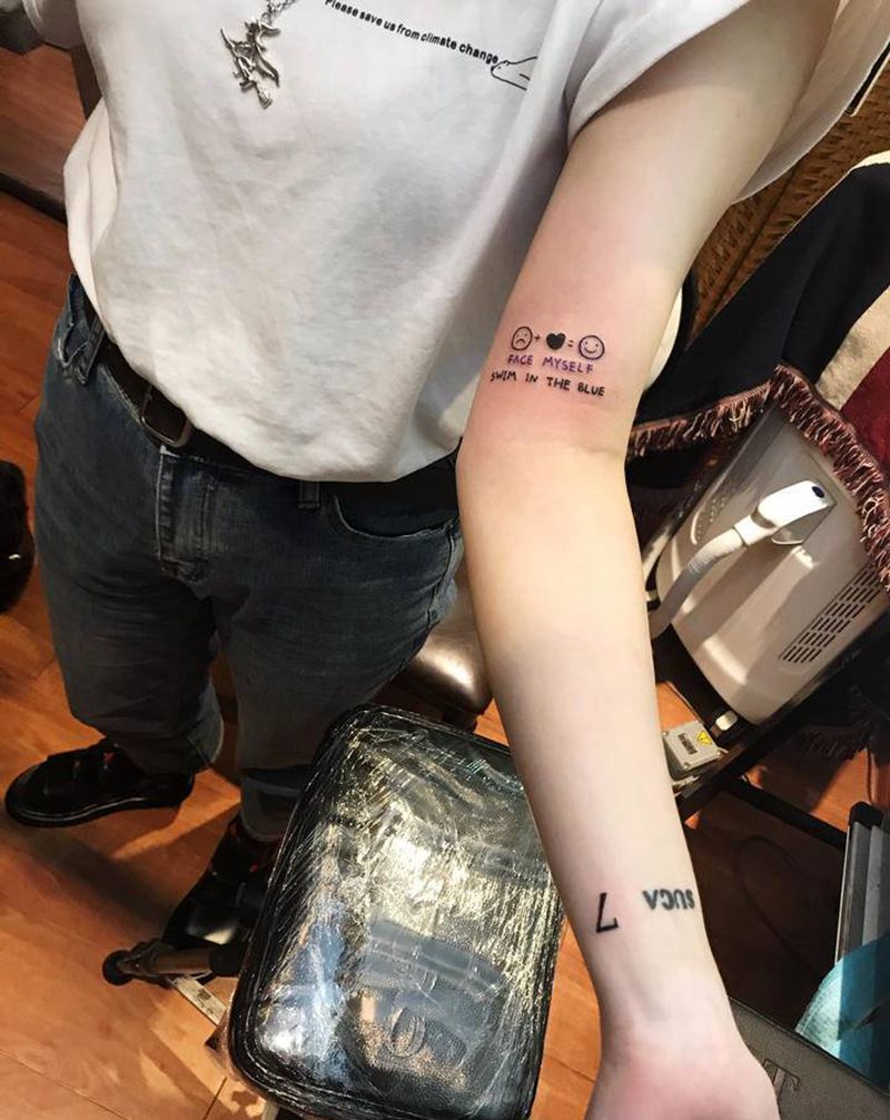 幸运女神纹身图片_手部花体字纹身图案