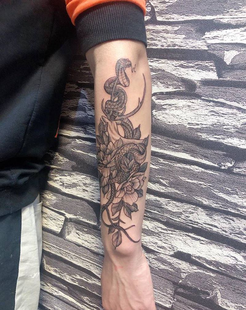 麋鹿与蛇与花纹身图片_手臂点刺纹身图案